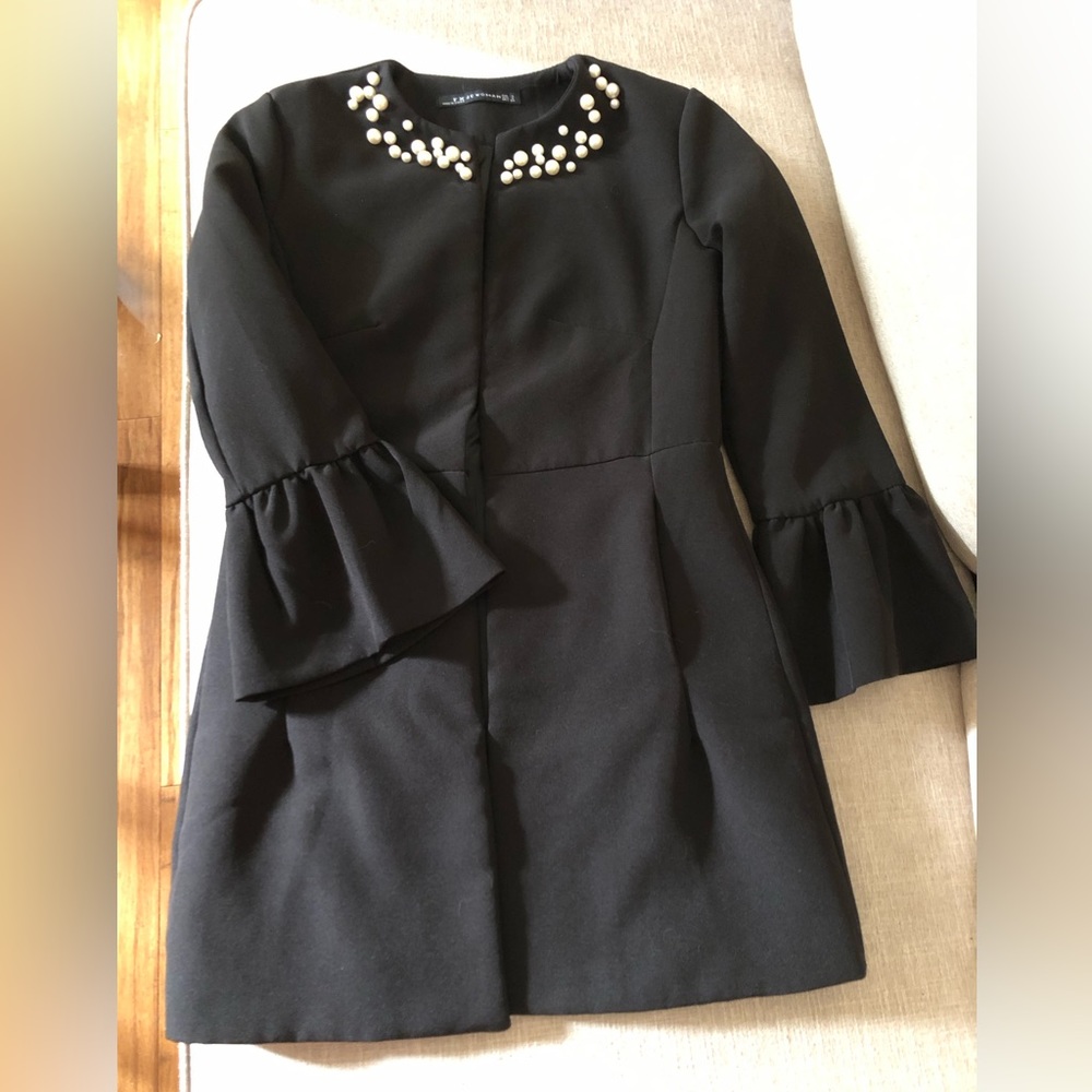 Round collar coat with pearl inlay，size small